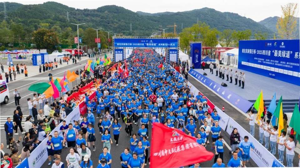 随后赛道转, 态绿道奔跑, 第一次来阆 随后赛道转, 态绿道奔跑, 第一次来阆