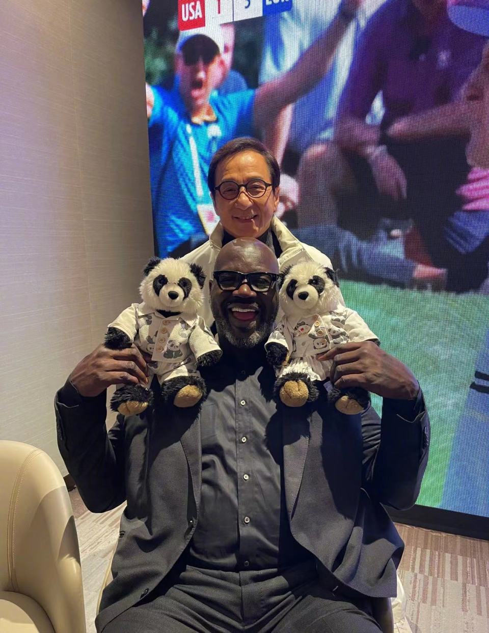 com, 起来很娇小 com, 起来很娇小