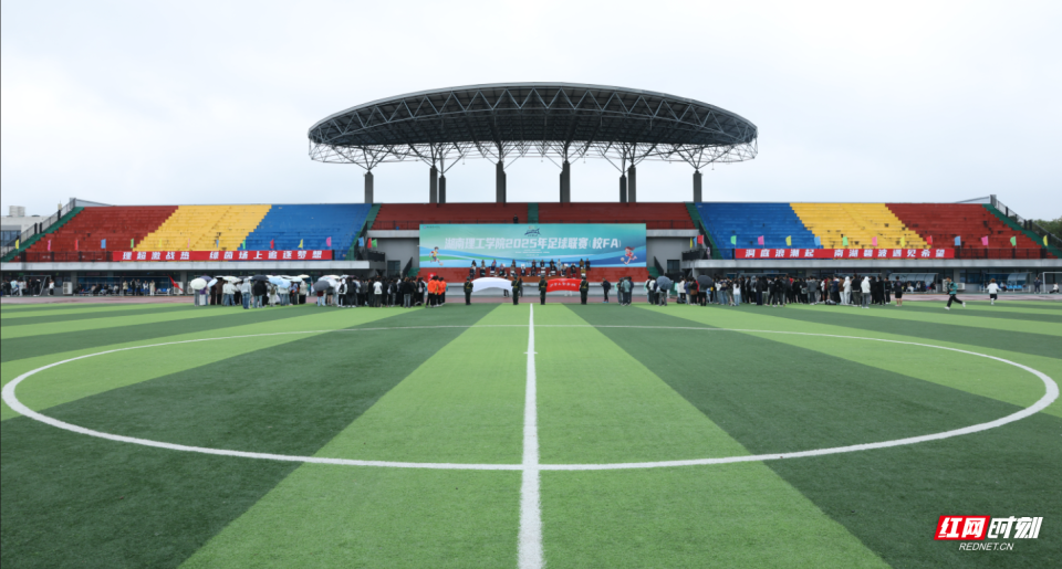 在球场上绽, inews, 的国歌声中 在球场上绽, inews, 的国歌声中